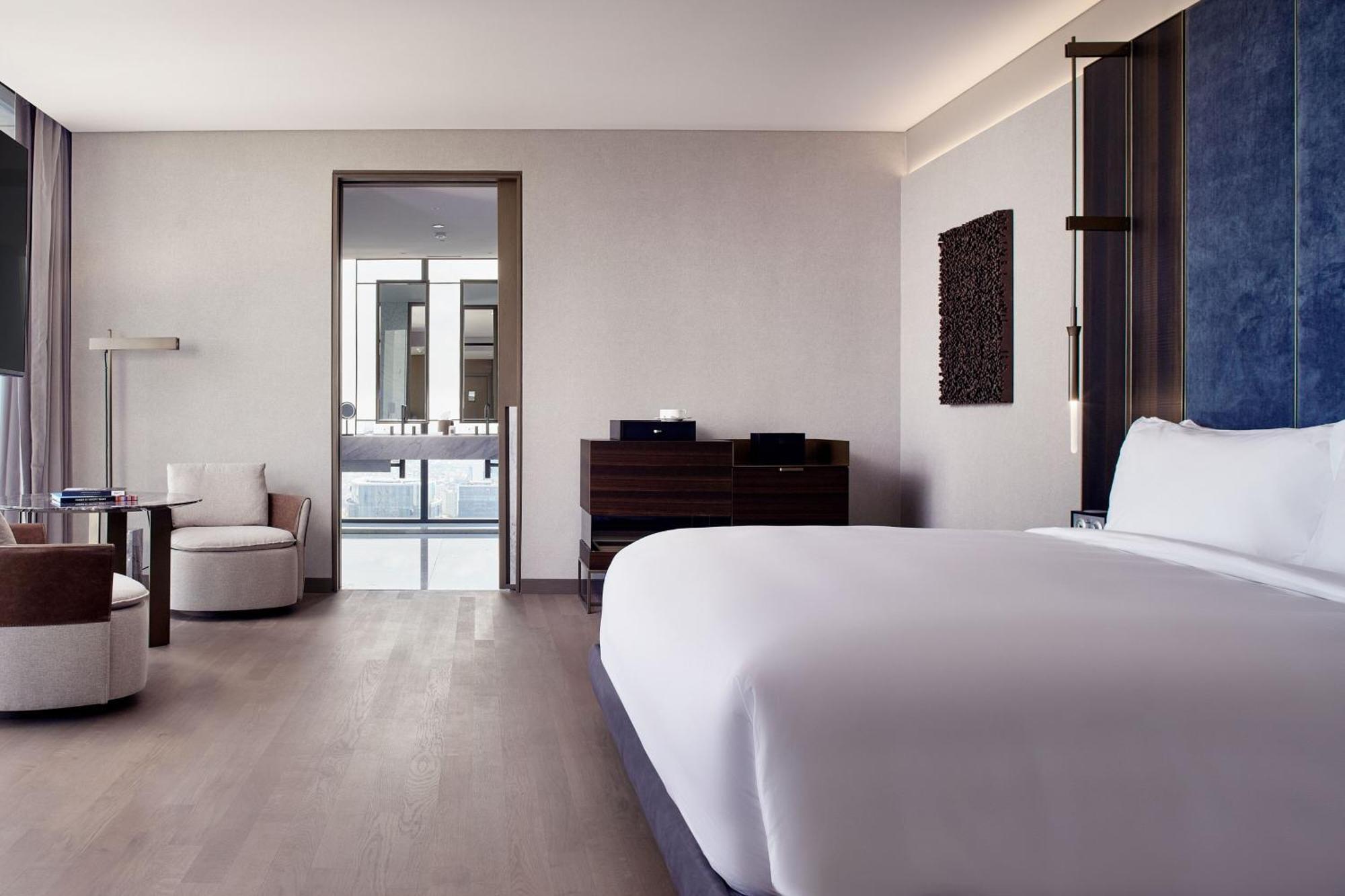 Deluxe Corner King Room City View