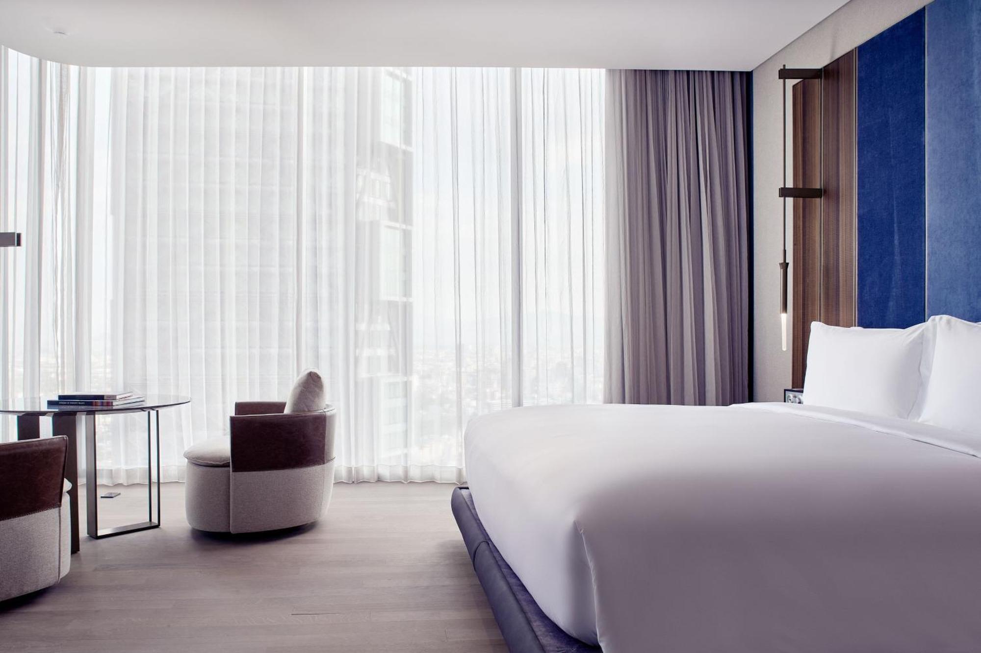 Deluxe Corner King Room City View